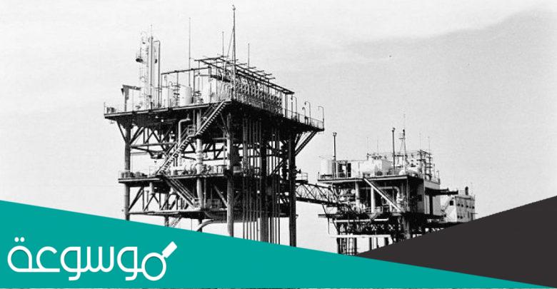 تم أول اكتشاف للنفط بكميات تجارية في بئر