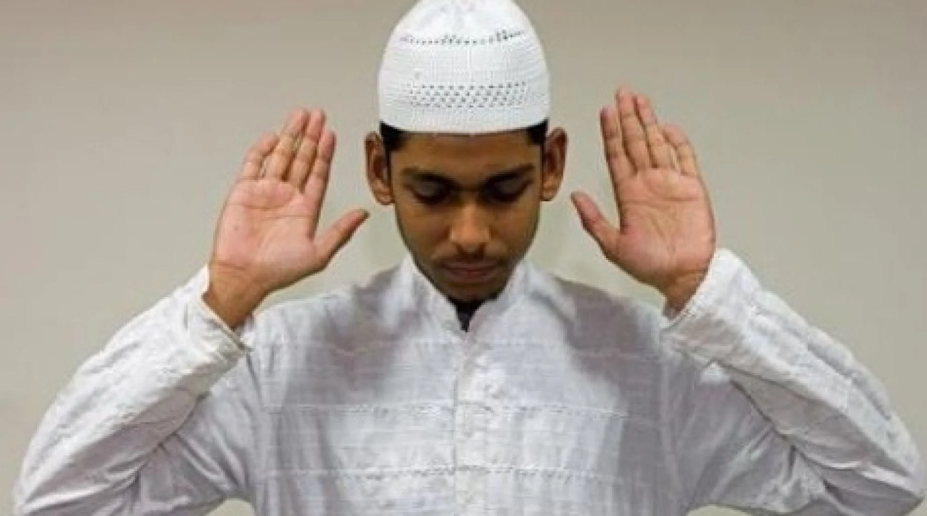 كم عدد مواضع رفع اليدين في الصلاة