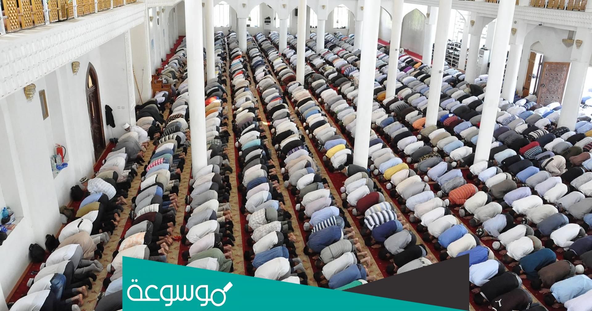 من هو الخليفة الذي جمع المسلمين لصلاة التراويح