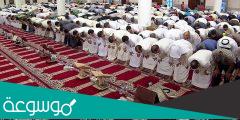 من هو الخليفة الذي جمع الناس في صلاة التراويح