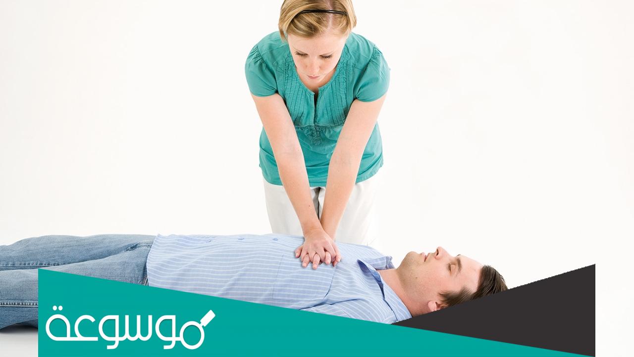 ما نسبة الضغط الصدري مقابل التنفس الاصطناعي للبالغين