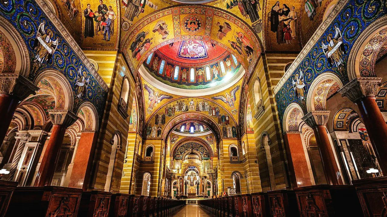 الفرق بين الكاتدرائية والكنيسة