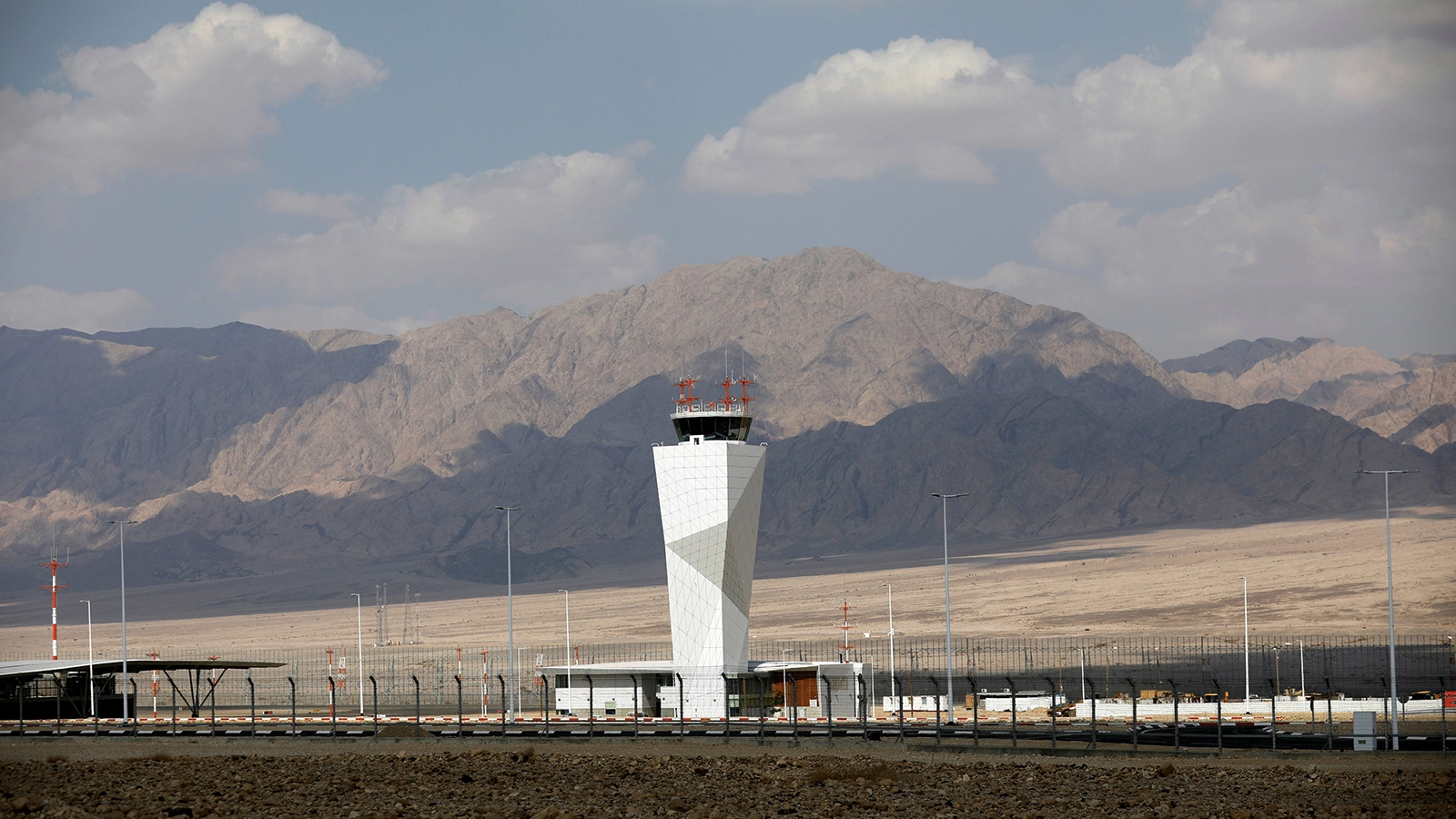 اين يقع مطار رامون ؟