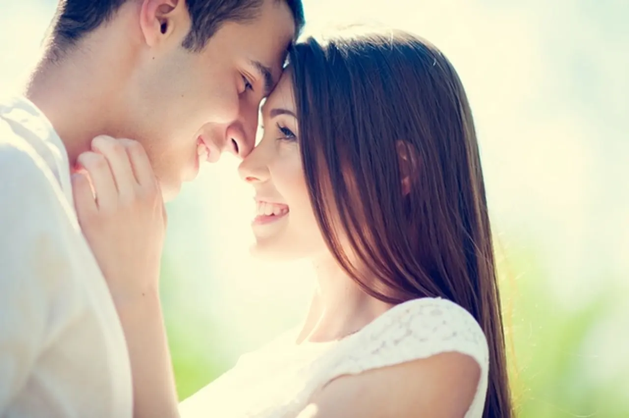 لماذا المرأة تغمض عينيها أثناء العلاقه الزوجيه ؟