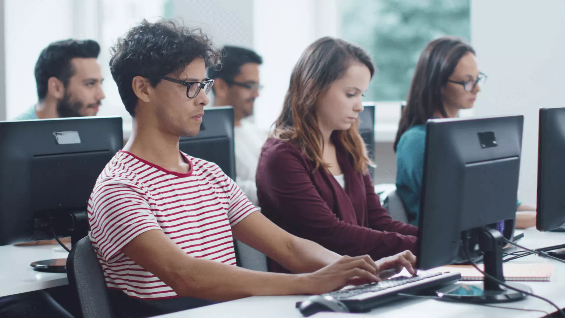 ما هي الكليات التي لها امتحان قدرات 2022