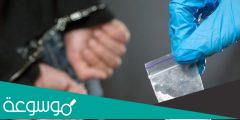 ما هي عقوبة الشخص الذي يجلس مع شباب داخل استراحة يتعاطون المخدرات ولم يشاركهم؟