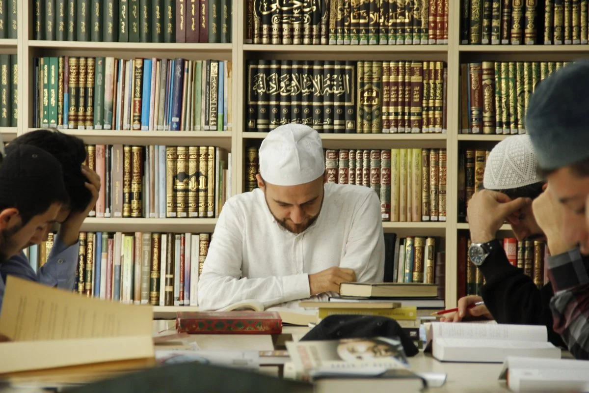 من هو الصاحب بالجنب وَمَا قصته