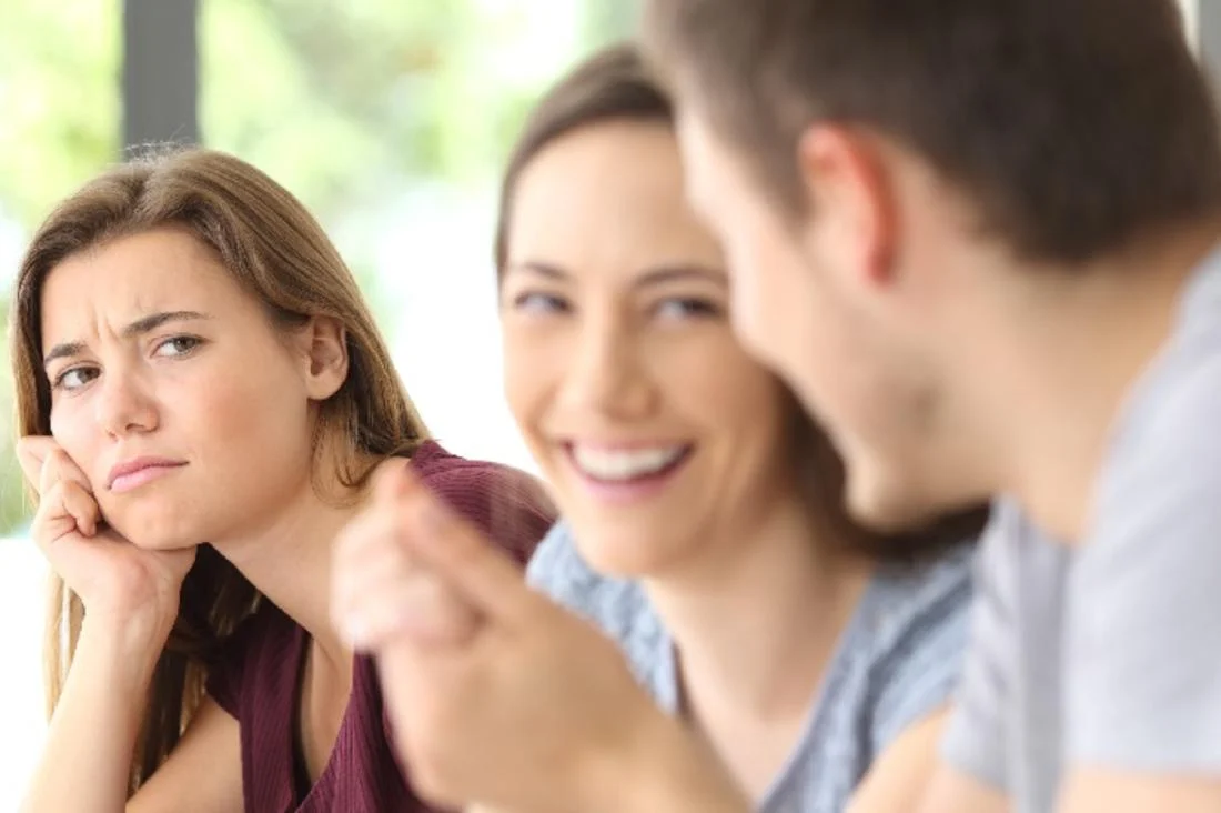 كيف اتعامل مع اختي التي تغار مني