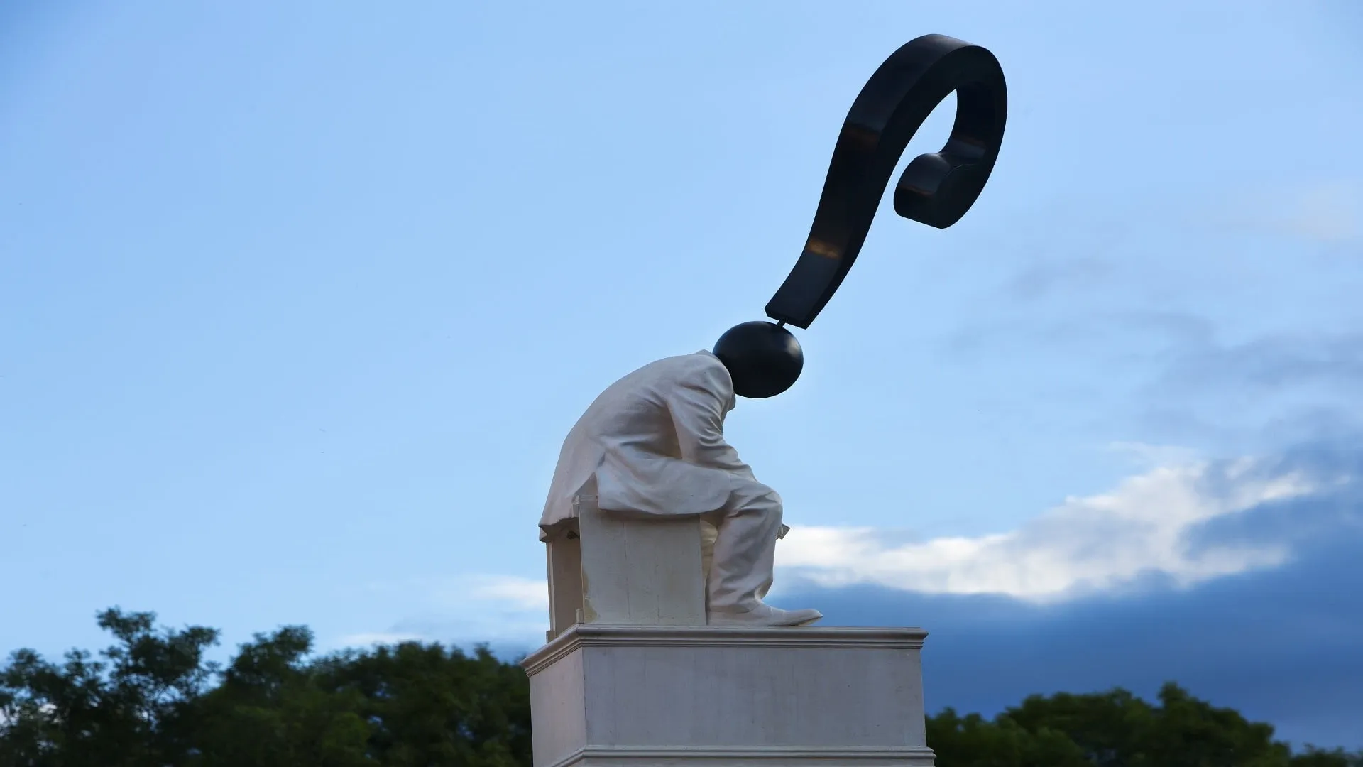 من هو الذي ولد قبل ابيه ومات قبل امه ودفن في بطن جدته