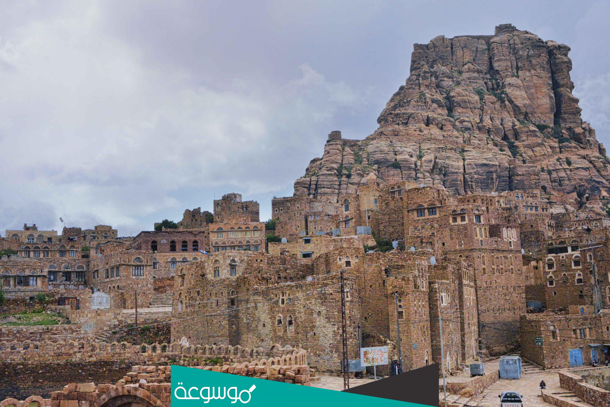 دار الحكومه يقع على يسار الداخل لمدينه شبام