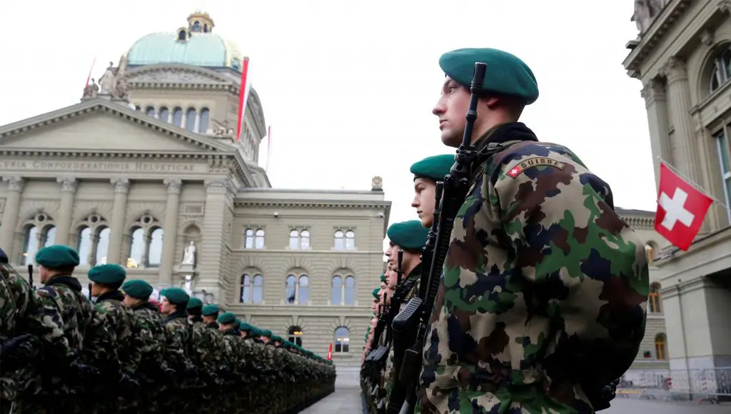 لماذا سويسرا ليس لها جيش ولماذا لا يستطيع احد محاربتها