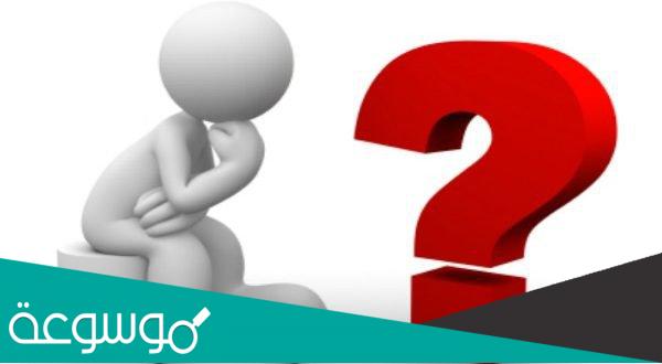 ما هو سبب قوقعة التمحور الذاتي في إطار الانبثاق المعنوي الناتج عن تثاقل الفكر الأيديولوجي؟